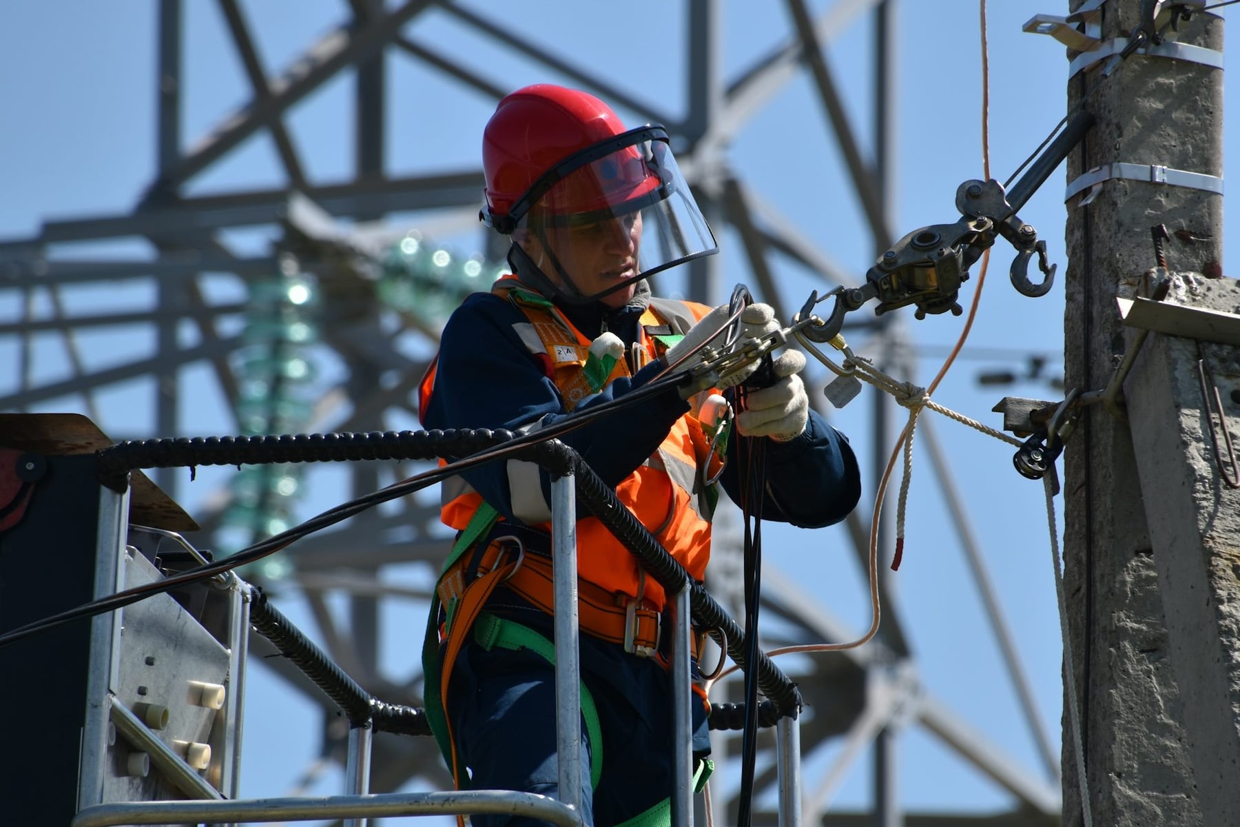 Elektriker bei Arbeiten auf Hebebühne in Schwerin